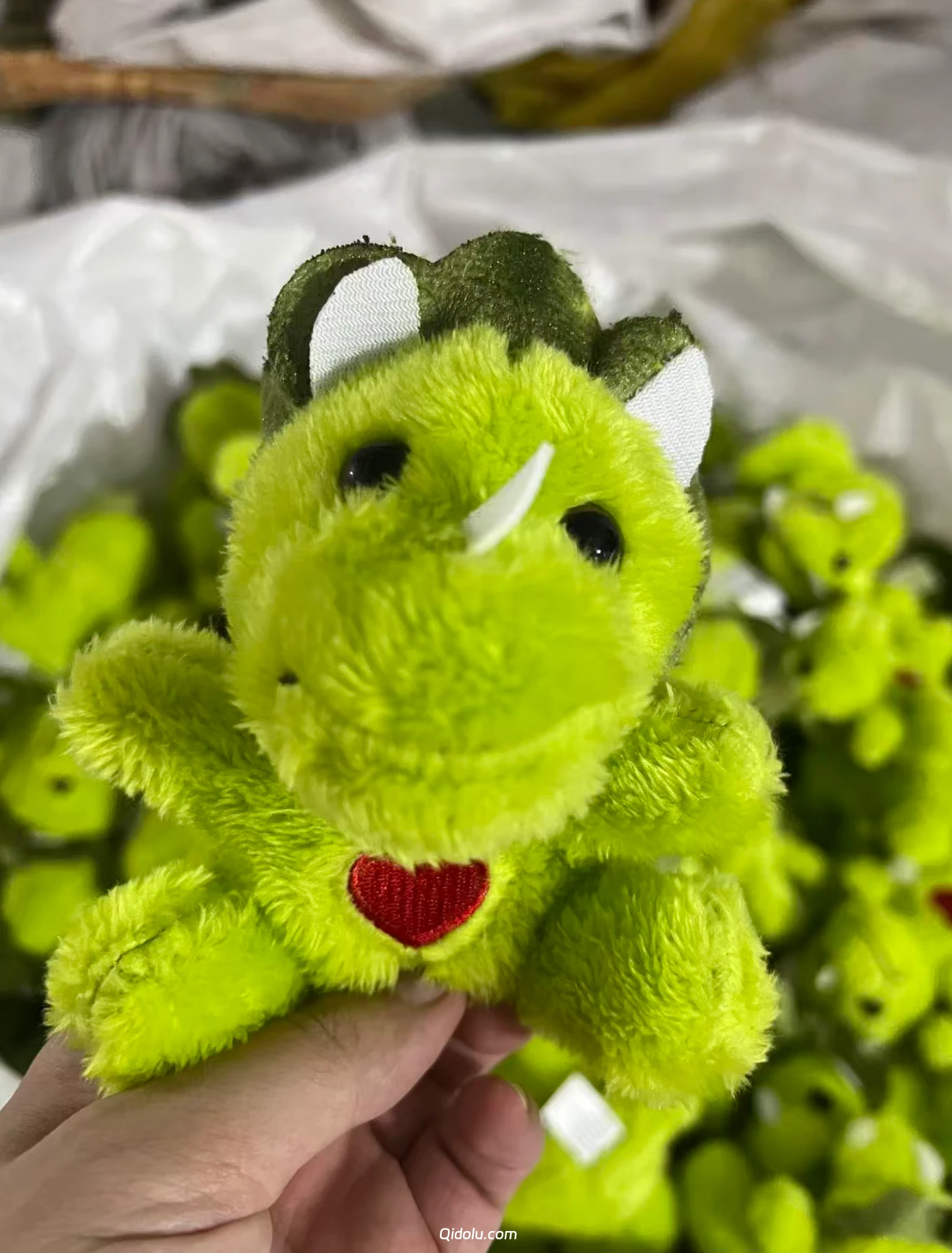The Adorable Heart-Dino Plush Toy – A New Engine for the “Economy of Cuteness”